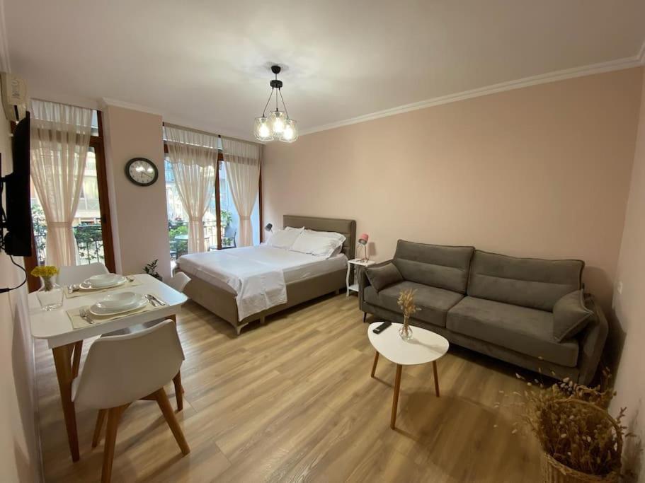 Mimosa'S Apartment With Lovely Balcony Тирана Экстерьер фото